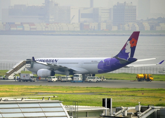 UÇAĞIN 8 LASTİĞİ BİRDEN PATLADI!