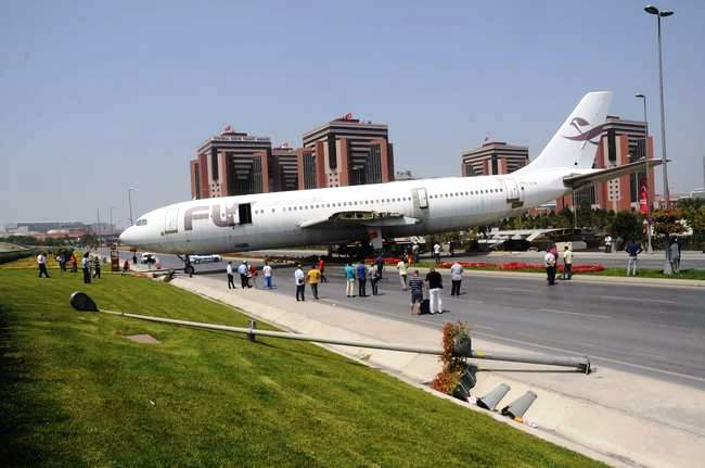 YOLDAKİ UÇAK ŞAŞKINA ÇEVİRDİ (VİDEOLU)