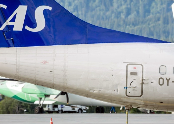 İKRAM ARACI UÇAĞA ÇARPTI