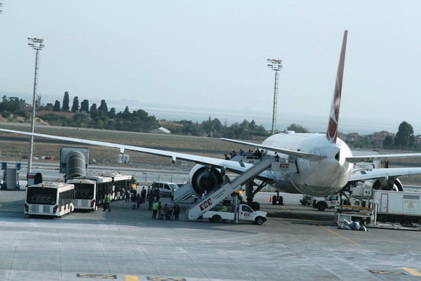 THY UÇAĞINA MERDİVEN ARACI ÇARPTI