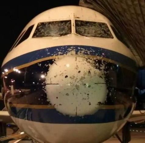 DOLU FIRTINASI UÇAĞI PARÇALADI