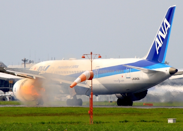 UÇAĞIN MOTORU BOMBA GİBİ PATLADI