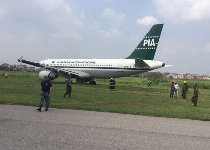 PAKİSTAN UÇAĞI ACİL İNİŞTE PİSTTEN ÇIKTI