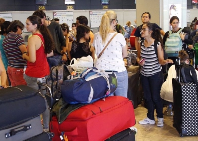 YOLCULAR HAVALİMANINDA REHİN KALDI