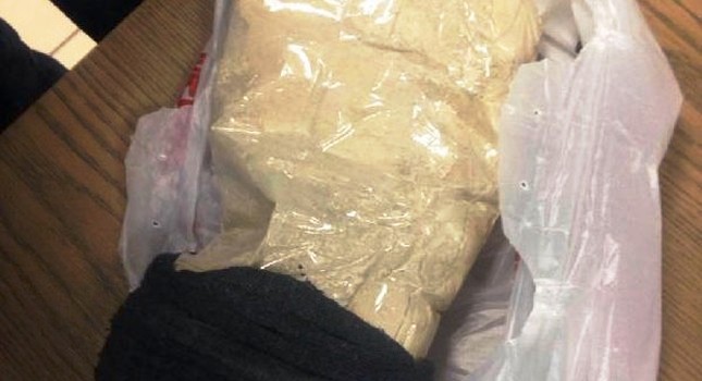 HAVALİMANINDA EROİNLE BÖYLE YAKALANDI