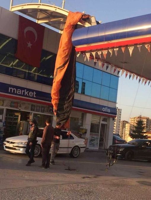 PARAŞÜTÇÜ BENZİN  İSTASYONUNA GİRDİ!(VİDEOLU)