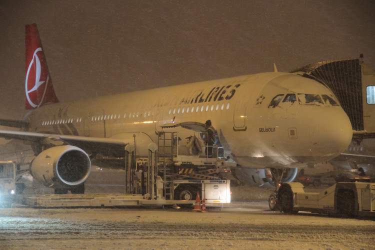 İSTANBUL’DA HAVA TRAFİĞİNE KAR ENGELİ!