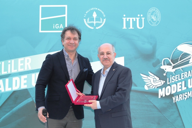 1487457731_Yusuf_Ak__ayoglu_ve_ITU_Rektoru_Prof_Dr_Mehmet_Karaca