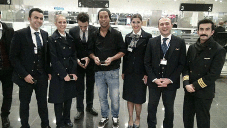 RONALDİNHO ATATÜRK HAVALİMANI’NDA