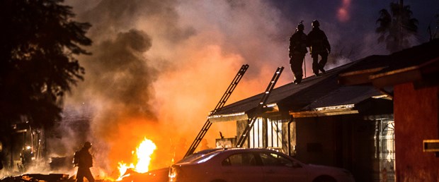 UÇAK EVLERİN ÜZERİNE DÜŞTÜ: 4 ÖLÜ!