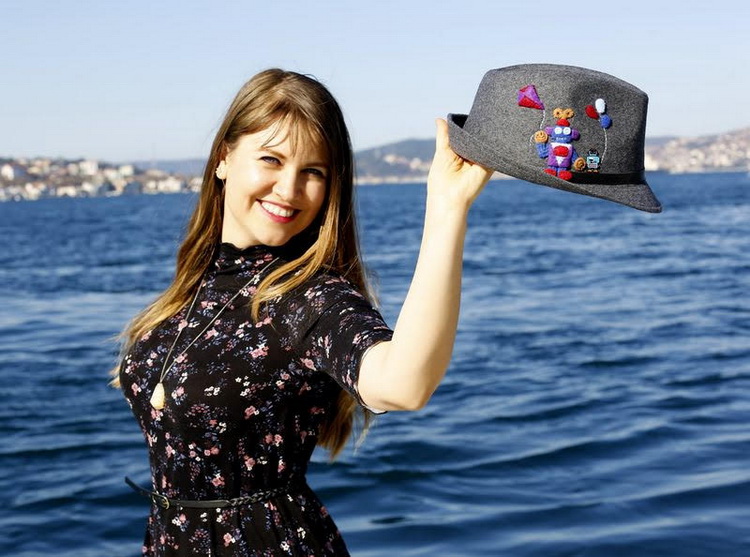 ÜNLÜ TELEVİZYONCU GÜLHAN TASARIM İŞİNE GİRDİ