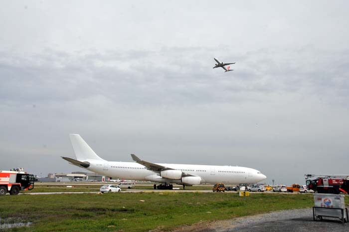 UÇAK PİSTTEN ÇIKTI!
