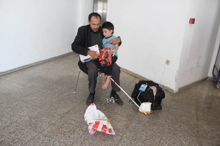 ÇOCUKLARI KAYBOLMASIN DİYE ÇORABIYLA BAĞLIYOR!