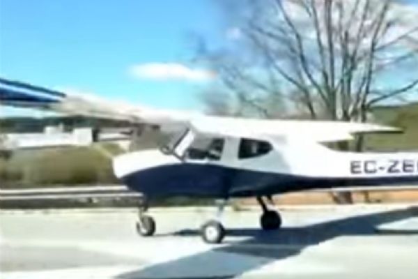 KÜÇÜK UÇAK OTOYOLA İNDİ!