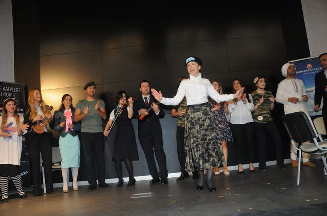 HOSTESLER HEM YAZDI HEM OYNADI !