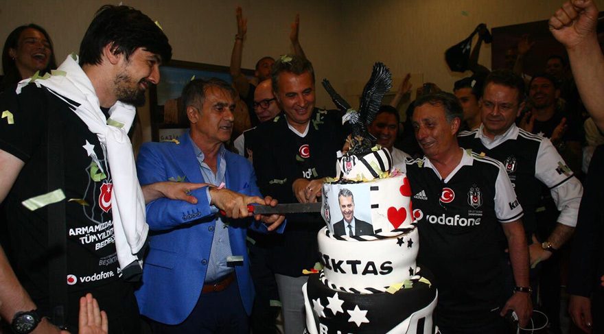 HAVALİMANINDA ŞAMPİYONLUK PASTASI KESİLDİ