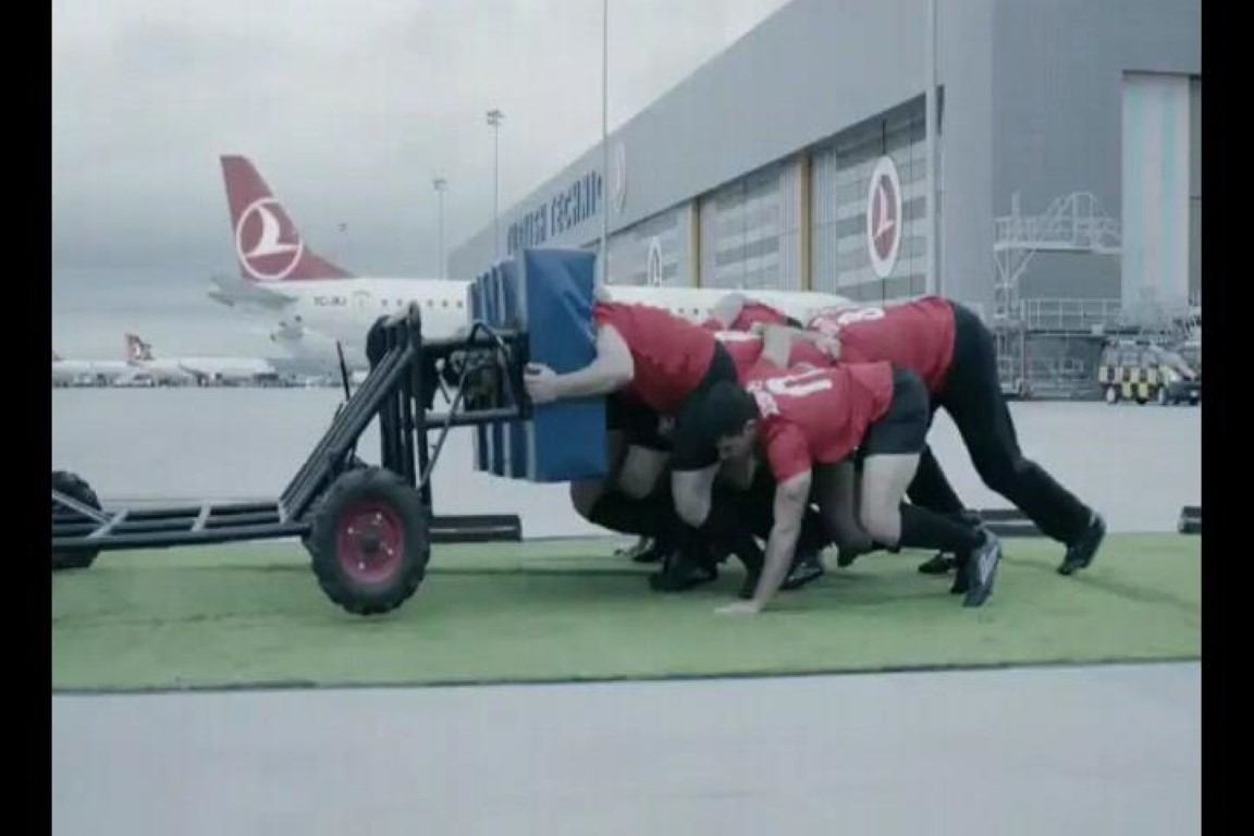 RUGBYCİLER THY’NİN 242 TONLUK UÇAĞINI İTTİLER