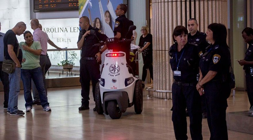 TÜRK ÇİFT İSRAİL’DE HAVAALANINI KARIŞTIRDI