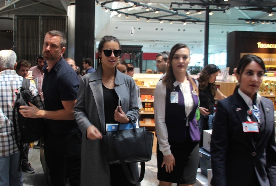 ADRİANA LİMA UÇAĞINI KAÇIRDI!