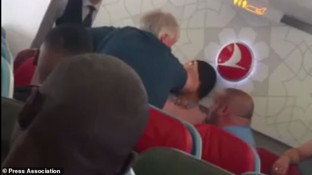 LONDRA’DAN GELEN İSTANBUL UÇAĞINDA OLAY!