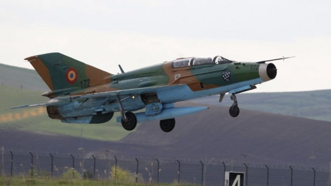 ROMANYA’DA ASKERİ UÇAK DÜŞTÜ!