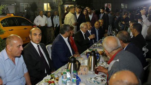 KILIÇDAROĞLU, AHL TAKSİCİLERİYLE SAHUR YAPTI