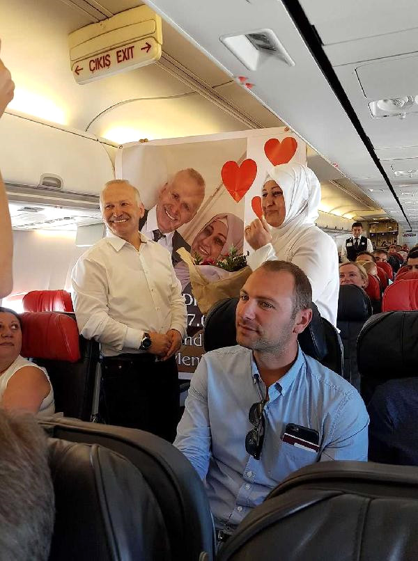 HAYATININ TEKLİFİNİ UÇAKTA YAPTI!