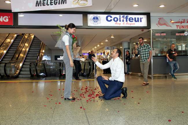 AŞKLARINA TÜM HAVALİMANI ŞAHİT OLDU!