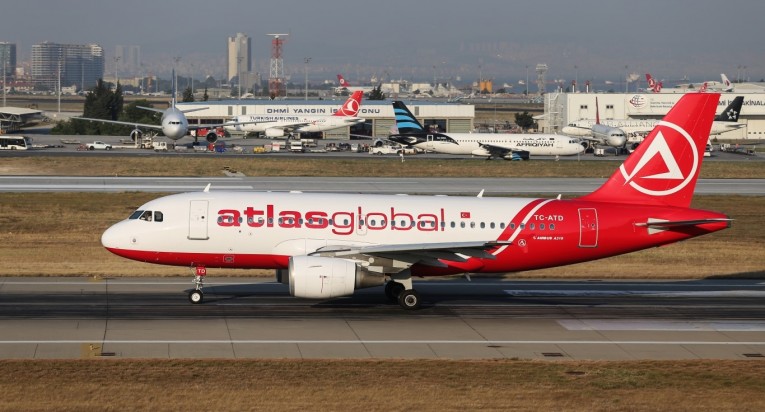 BAGAJLAR ÇIKMAYINCA YUMRUKLAR KONUŞTU!