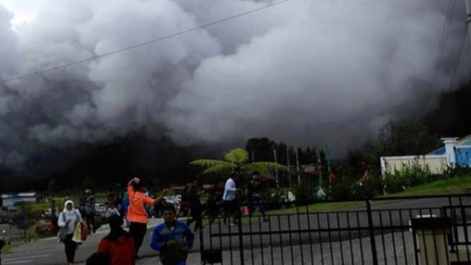 ENDONEZYA’DA HELİKOPTER DÜŞTÜ!