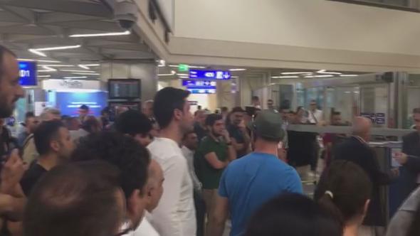 THY UÇAĞI 5 SAAT RÖTAR YAPINCA YOLCULAR OLAY ÇIKARDI!