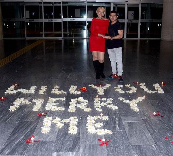 HAVALİMANINDAKİ ROMATİK AŞIĞIN İÇİNDEN CANAVAR ÇIKTI