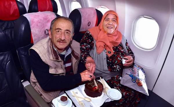 THY’DEN 40. EVLİLİK YILDÖNÜMÜNÜ KUTLAYAN ÇİFTE SÜRPRİZ!