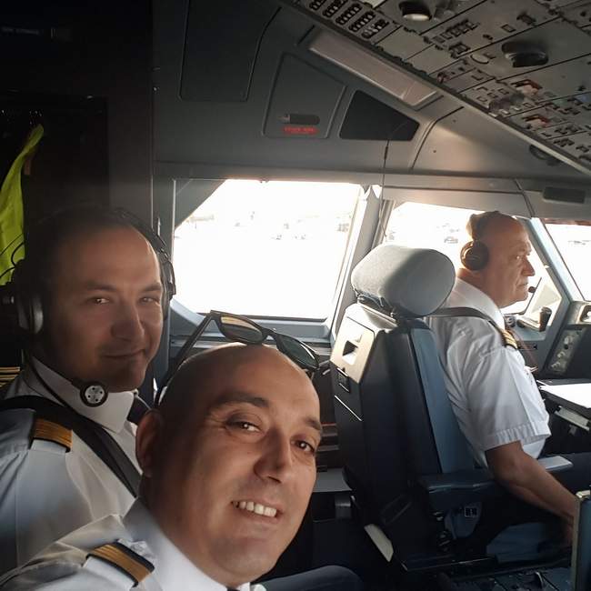 BAYRAĞI ÇOCUKLARINA DEVRETTİ!