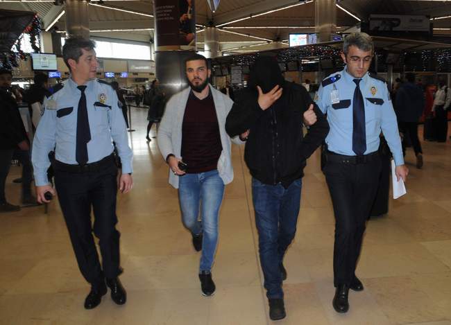 BİLETSİZ YOLCU ELİNİ KOLUNU SALLAYARAK UÇAĞA KADAR GİTTİ!