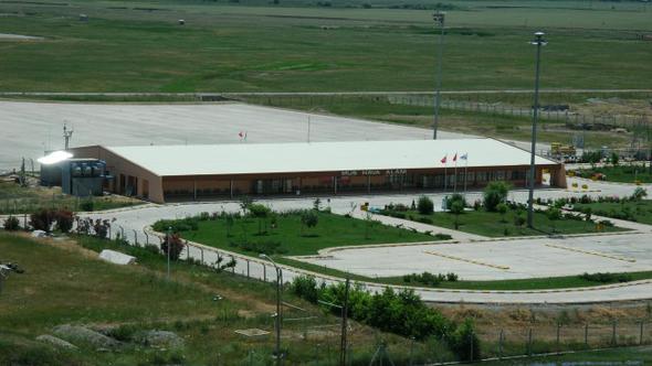 ARANAN EMNİYET MÜDÜRÜ HAVALİMANINDA YAKALANDI