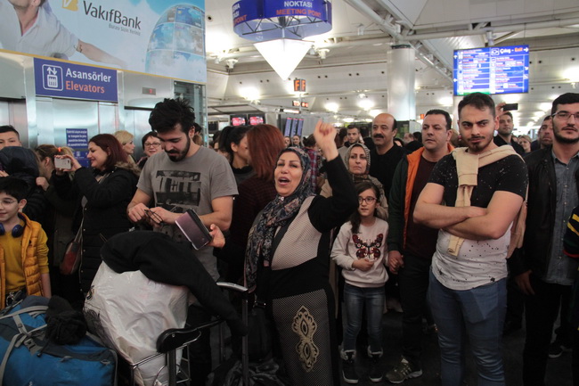 İRANLI YOLCULAR ATATÜRK HAVALİMANI’NDA EYLEM YAPTI!