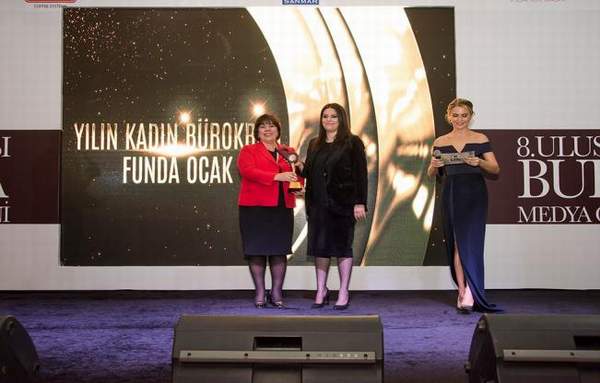 FUNDA OCAK’A ”YILIN KADIN BÜROKRATI” ÖDÜLÜ