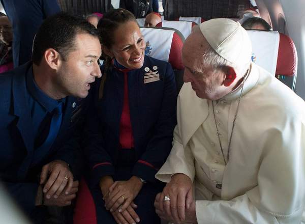 PAPA UÇAKTA İKİ KABİN GÖREVLİSİNİ EVLENDİRDİ