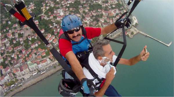 ADANALI BERBER MÜŞTERİSİNİ PARAŞÜTTE TIRAŞ ETTİ