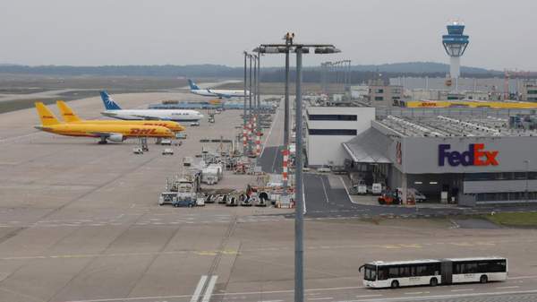 PİSTİNDEKİ ÇUKUR NEDENİYLE UÇUŞLAR DURDU!