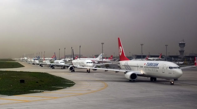 AHL APRONUNDAKİ KÖPEK UÇUŞLARI ENGELLEDİ!