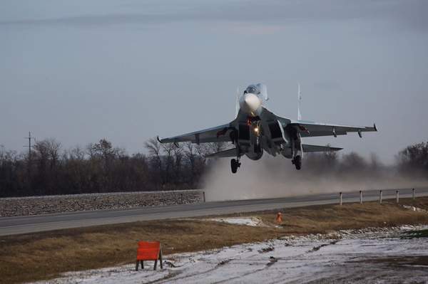 RUS SAVAŞ UÇAKLARI OTOYOLA İNDİ!(VİDEOLU)