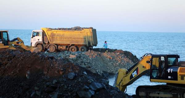 RİZE-ARTVİN İNŞAATINA GÜNDE 20 BİN TON TAŞ