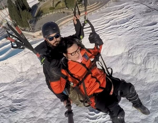 ÇİNLİ TURİST HAVADA BAYILDI!(VİDEOLU)