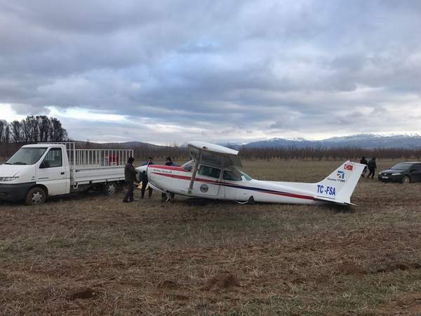 ARIZALANAN EĞİTİM UÇAĞI TARLAYA İNDİ