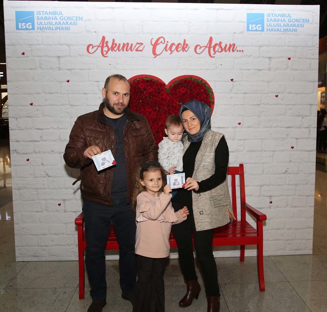 SABİHA GÖKÇEN’DE YOLCULARA SEVGİLİLER SÜRPRİZİ!