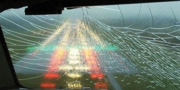 CAMI KIRILAN UÇAK ZORUNLU İNİŞ YAPTI!