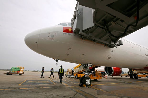 VİETNAM MİLLİ TAKIMI BİKİNİLİ HOSTESLERİN KURBANI OLDU! (VİDEOLU)