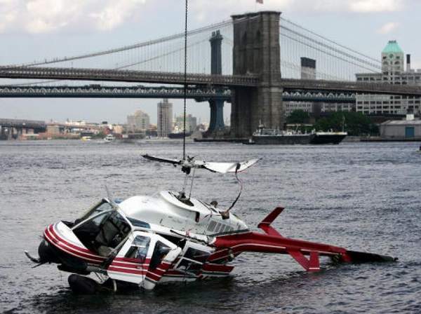NEW YORK’TA HELİKOPTER NEHRE DÜŞTÜ!